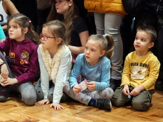 Felsősök farsangja a Móricz iskolában - fotó: Sándor Judit