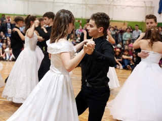 Felsősök farsangja a Móricz iskolában - fotó: Sándor Judit