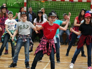 Felsősök farsangja a Móricz iskolában - fotó: Sándor Judit