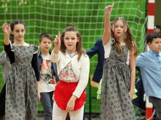 Felsősök farsangja a Móricz iskolában - fotó: Sándor Judit