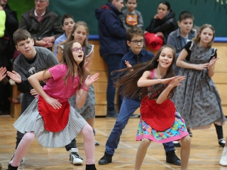 Felsősök farsangja a Móricz iskolában - fotó: Sándor Judit