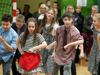 Felsősök farsangja a Móricz iskolában - fotó: Sándor Judit