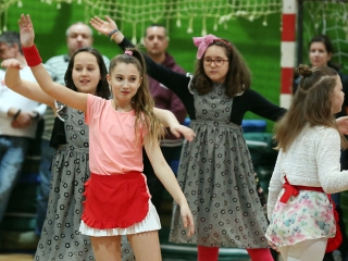 Felsősök farsangja a Móricz iskolában - fotó: Sándor Judit