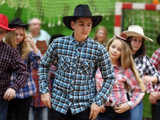 Felsősök farsangja a Móricz iskolában - fotó: Sándor Judit