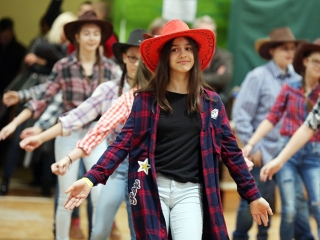 Felsősök farsangja a Móricz iskolában - fotó: Sándor Judit