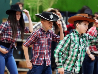 Felsősök farsangja a Móricz iskolában - fotó: Sándor Judit