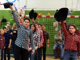 Felsősök farsangja a Móricz iskolában - fotó: Sándor Judit