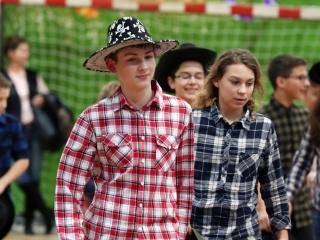 Felsősök farsangja a Móricz iskolában - fotó: Sándor Judit