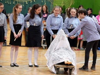 Felsősök farsangja a Móricz iskolában - fotó: Sándor Judit