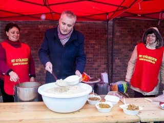 Ételosztás a Városháza téren - fotó: Ónodi Zoltán