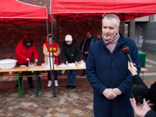 Ételosztás a Városháza téren - fotó: Ónodi Zoltán