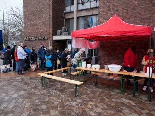Ételosztás a Városháza téren - fotó: Ónodi Zoltán