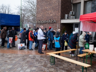 Ételosztás a Városháza téren - fotó: Ónodi Zoltán