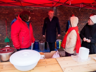Ételosztás a Városháza téren - fotó: Ónodi Zoltán
