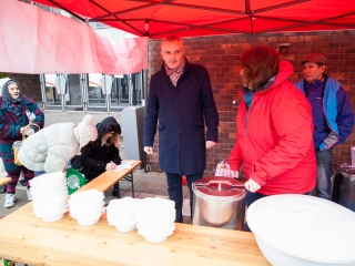 Ételosztás a Városháza téren - fotó: Ónodi Zoltán
