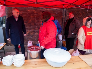 Ételosztás a Városháza téren - fotó: Ónodi Zoltán