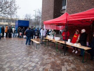 Ételosztás a Városháza téren - fotó: Ónodi Zoltán
