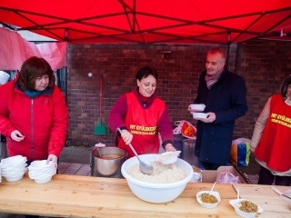 Ételosztás a Városháza téren - fotó: Ónodi Zoltán