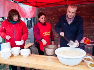 Ételosztás a Városháza téren - fotó: Ónodi Zoltán