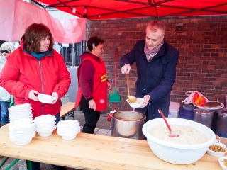 Ételosztás a Városháza téren - fotó: Ónodi Zoltán