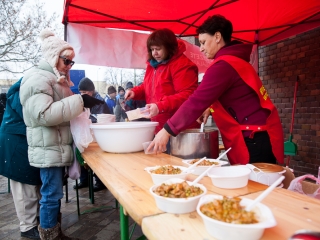 Ételosztás a Városháza téren - fotó: Ónodi Zoltán