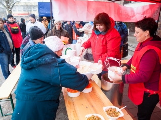 Ételosztás a Városháza téren - fotó: Ónodi Zoltán