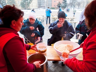 Ételosztás a Városháza téren - fotó: Ónodi Zoltán