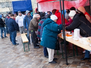 Ételosztás a Városháza téren - fotó: Ónodi Zoltán