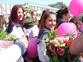 A Kereskedelmi iskola végzőseinek ballagása a főtéren - fotó: Sándor Judit