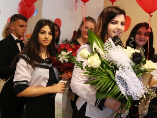 A Kereskedelmi iskola végzőseinek ballagása a főtéren - fotó: Sándor Judit