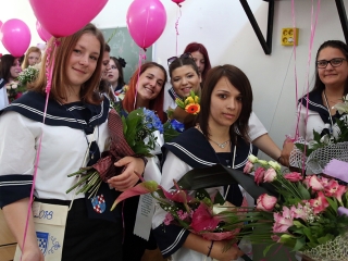 A Kereskedelmi iskola végzőseinek ballagása a főtéren - fotó: Sándor Judit