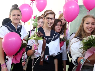 A Kereskedelmi iskola végzőseinek ballagása a főtéren - fotó: Sándor Judit