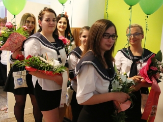 A Kereskedelmi iskola végzőseinek ballagása a főtéren - fotó: Sándor Judit