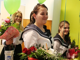 A Kereskedelmi iskola végzőseinek ballagása a főtéren - fotó: Sándor Judit