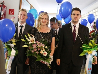 A Kereskedelmi iskola végzőseinek ballagása a főtéren - fotó: Sándor Judit