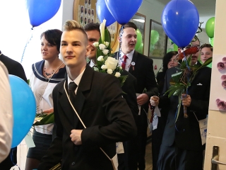 A Kereskedelmi iskola végzőseinek ballagása a főtéren - fotó: Sándor Judit