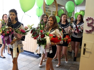 A Kereskedelmi iskola végzőseinek ballagása a főtéren - fotó: Sándor Judit