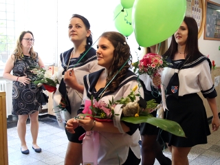 A Kereskedelmi iskola végzőseinek ballagása a főtéren - fotó: Sándor Judit