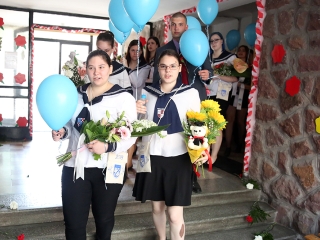 A Kereskedelmi iskola végzőseinek ballagása a főtéren - fotó: Sándor Judit