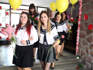 A Kereskedelmi iskola végzőseinek ballagása a főtéren - fotó: Sándor Judit