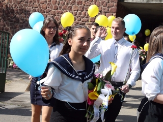 A Kereskedelmi iskola végzőseinek ballagása a főtéren - fotó: Sándor Judit
