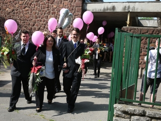 A Kereskedelmi iskola végzőseinek ballagása a főtéren - fotó: Sándor Judit