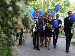 A Kereskedelmi iskola végzőseinek ballagása a főtéren - fotó: Sándor Judit