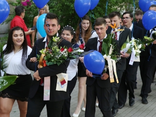 A Kereskedelmi iskola végzőseinek ballagása a főtéren - fotó: Sándor Judit