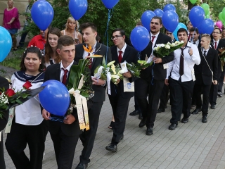 A Kereskedelmi iskola végzőseinek ballagása a főtéren - fotó: Sándor Judit