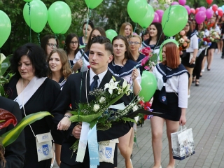 A Kereskedelmi iskola végzőseinek ballagása a főtéren - fotó: Sándor Judit
