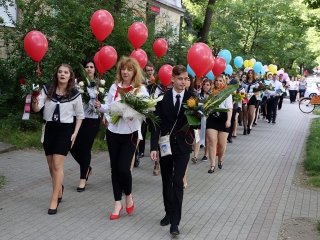A Kereskedelmi iskola végzőseinek ballagása a főtéren - fotó: Sándor Judit