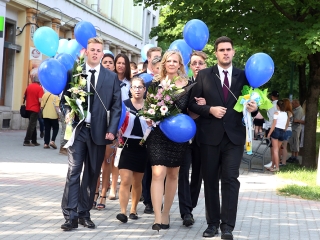 A Kereskedelmi iskola végzőseinek ballagása a főtéren - fotó: Sándor Judit