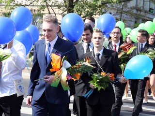 A Kereskedelmi iskola végzőseinek ballagása a főtéren - fotó: Sándor Judit