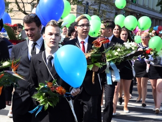 A Kereskedelmi iskola végzőseinek ballagása a főtéren - fotó: Sándor Judit
